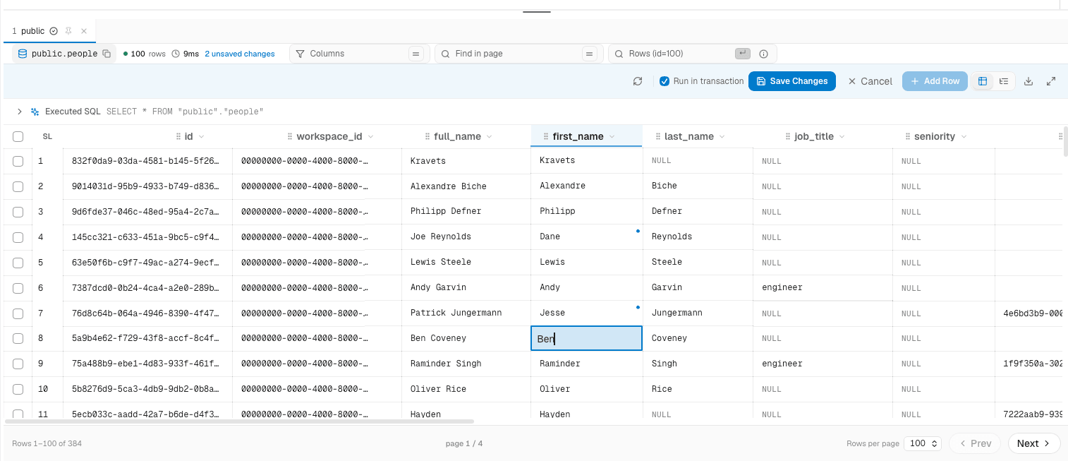 The results grid with one edited cell highlighted and a bar showing pending changes with Save and Discard buttons.